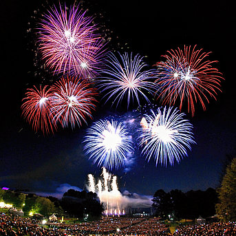 Feuerwerk über dem Britzer Garten beim Feuerblumen und Klassik Open-Air